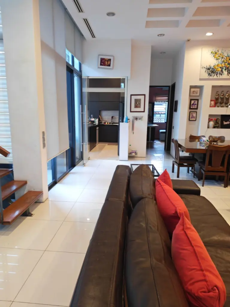 Renovated Corner Terrace in Opera Estate, image 2