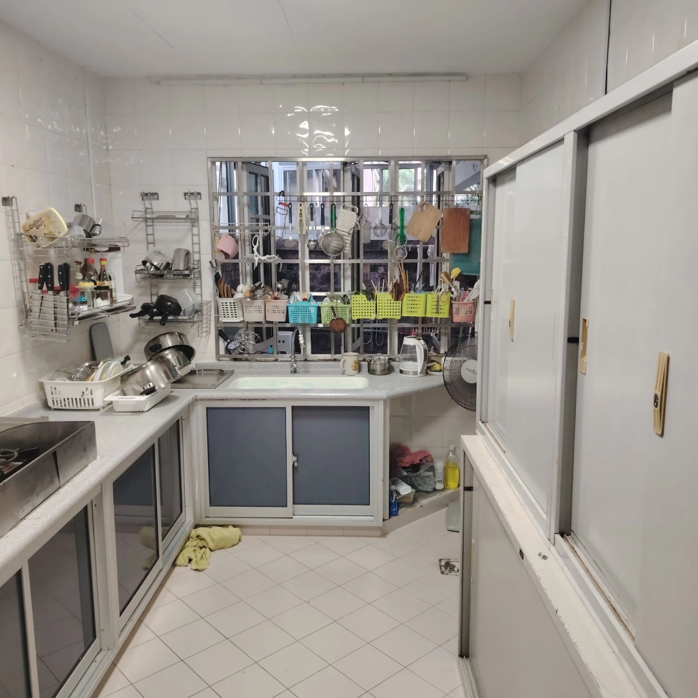 Huge 3 Storey Semi D/ Telok Kurau, image 3